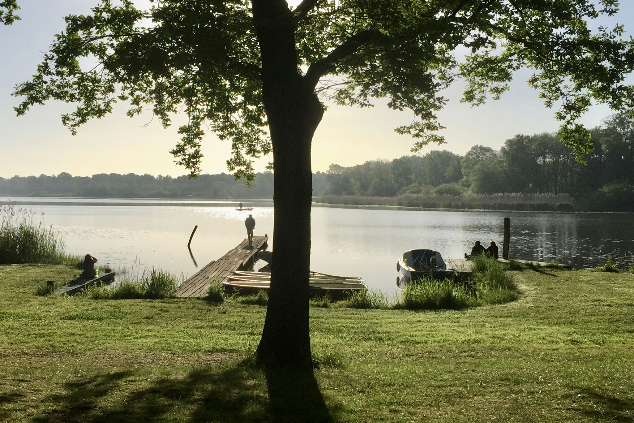 Campingpark Halbinsel Raatsch - Blick auf den Bootssteg am See