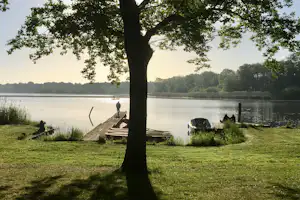 Campingpark Halbinsel Raatsch - Blick auf den Bootssteg am See