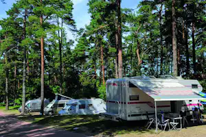 Campingpark Havelberge - Wohnwagenstellplatz auf dem Campingplatz zwischen Bäumen