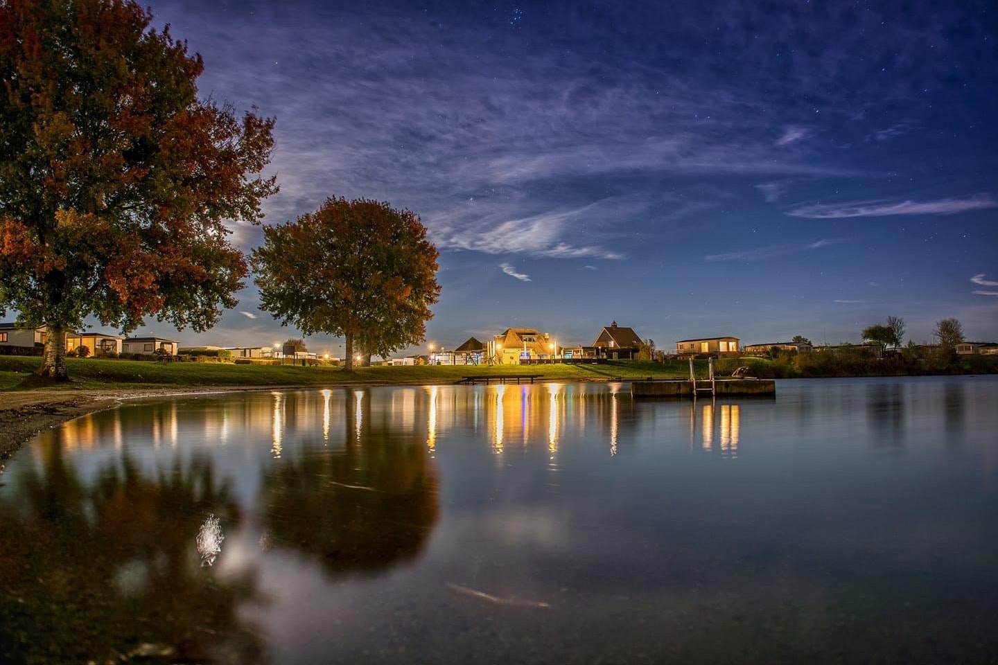 Capfun Camping Groene Eiland - Blick auf den Campingplatz am Wasser bei Nacht