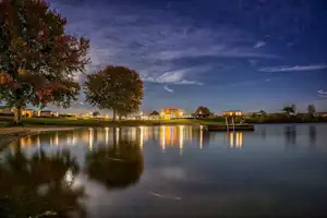 Capfun Camping Groene Eiland - Blick auf den Campingplatz am Wasser bei Nacht