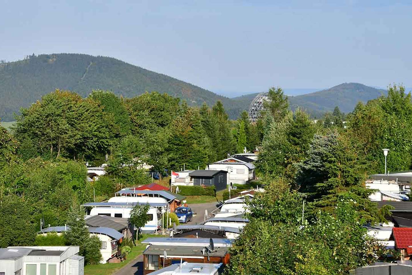 Campingpark Hochsauerland  - Blick auf den Stellplatz vom Campingplatz zwischen Bäumen