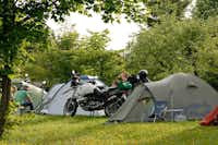 Campingpark Hochsauerland  - Camper mit Motorrädern auf dem Zeltplatz vom Campingplatz