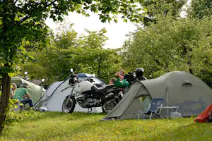 Campingpark Hochsauerland - Camper mit Motorrädern auf dem Zeltplatz vom Campingplatz