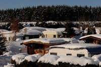 Campingpark Hochsauerland  - schneebedeckte Wohnmobile und Mobilheime auf dem Campingplatz im Winter