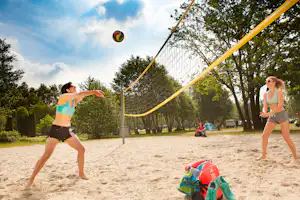 Campingpark Hüttensee - Beach Volleyball am Badesee vom Campingplatz