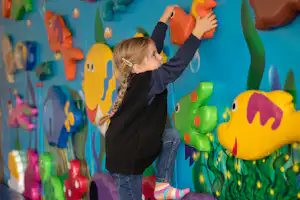 Campingpark Hüttensee - Kind auf dem Indoor Spielplatz vom Campingplatz