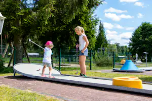Campingpark Hüttensee - Minigolf spielende Camper auf dem Campingplatz