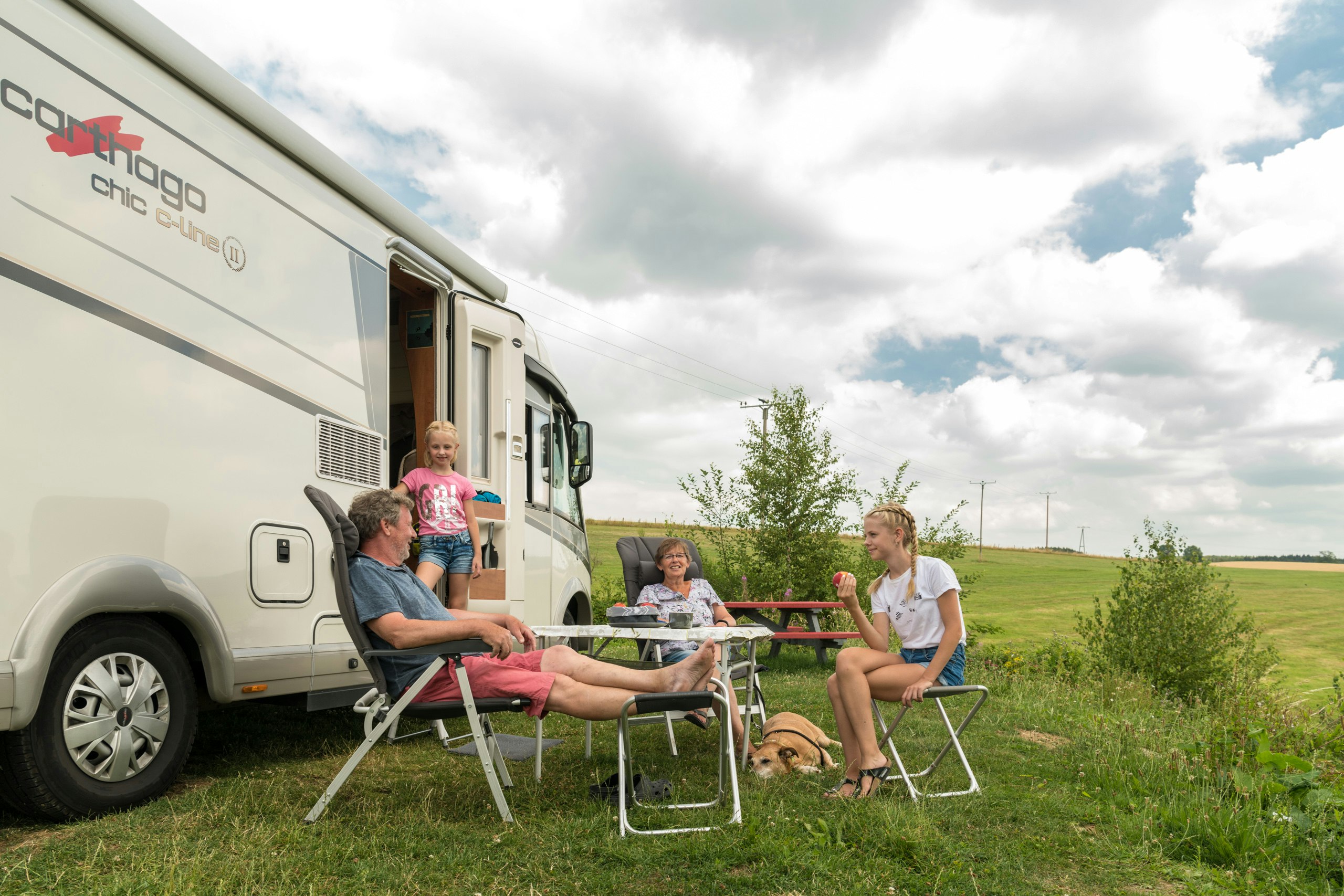 Campingpark im Bergischen Land - Gäste entspannen auf ihrem Standplatz
