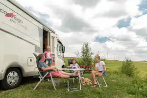 Campingpark im Bergischen Land - Gäste entspannen auf ihrem Standplatz