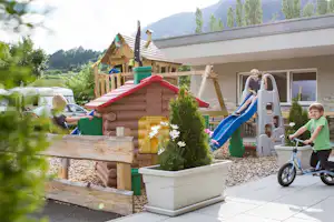 CampingPark Imst-West - Kinderspielplatz mit Rutsche und Kletterburg