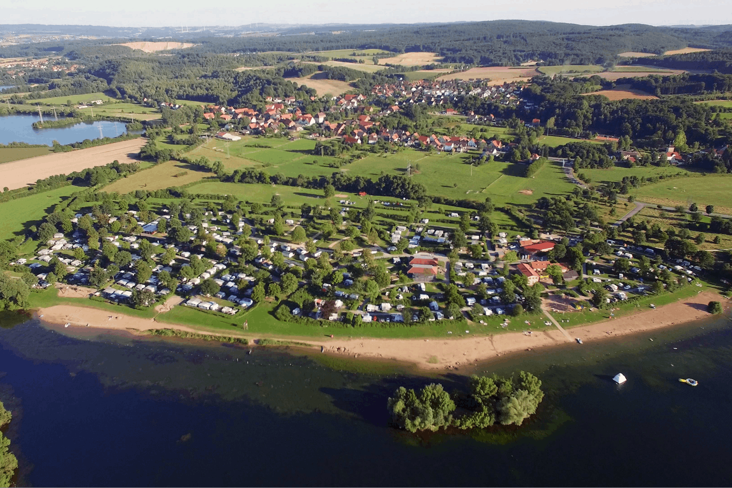 Campingpark Kalletal  -  Luftaufnahme vom Campingplatz am Stemmer See