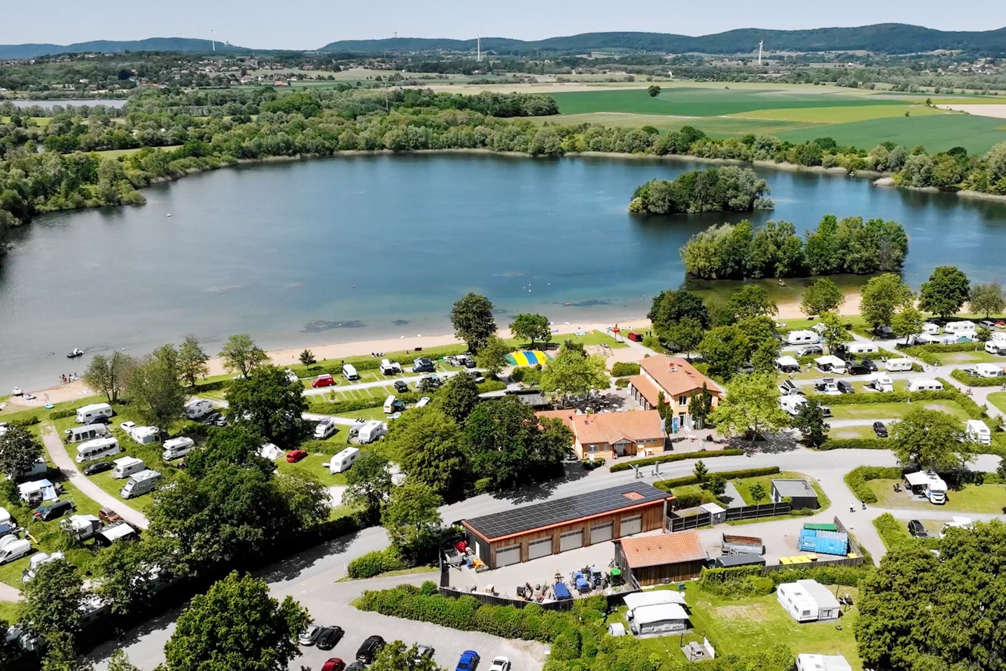 Campingpark Kalletal  - Luftaufnahme des Campingplatzes am See