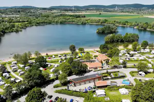Campingpark Kalletal - Luftaufnahme des Campingplatzes am See