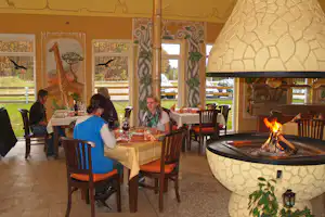 Campingpark Kamerun - Restaurant mit Kamin auf dem Campingplatzgelände