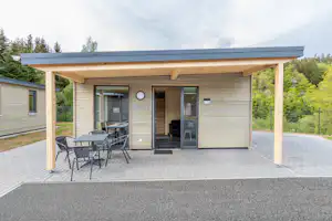 Campingpark Kronenburger See - Mobilheim mit Terrasse auf dem Campingplatz