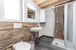 Campingpark Kronenburger See - Badezimmer mit Dusche in einem Mobilheim