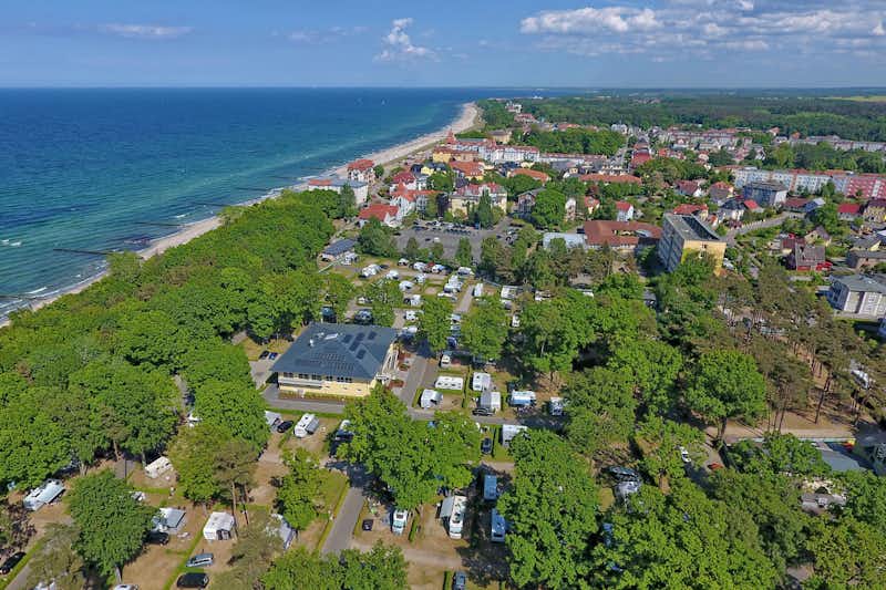Campingpark Kühlungsborn  -  Luftaufnahme vom Campingplatz am Strand der Ostsee