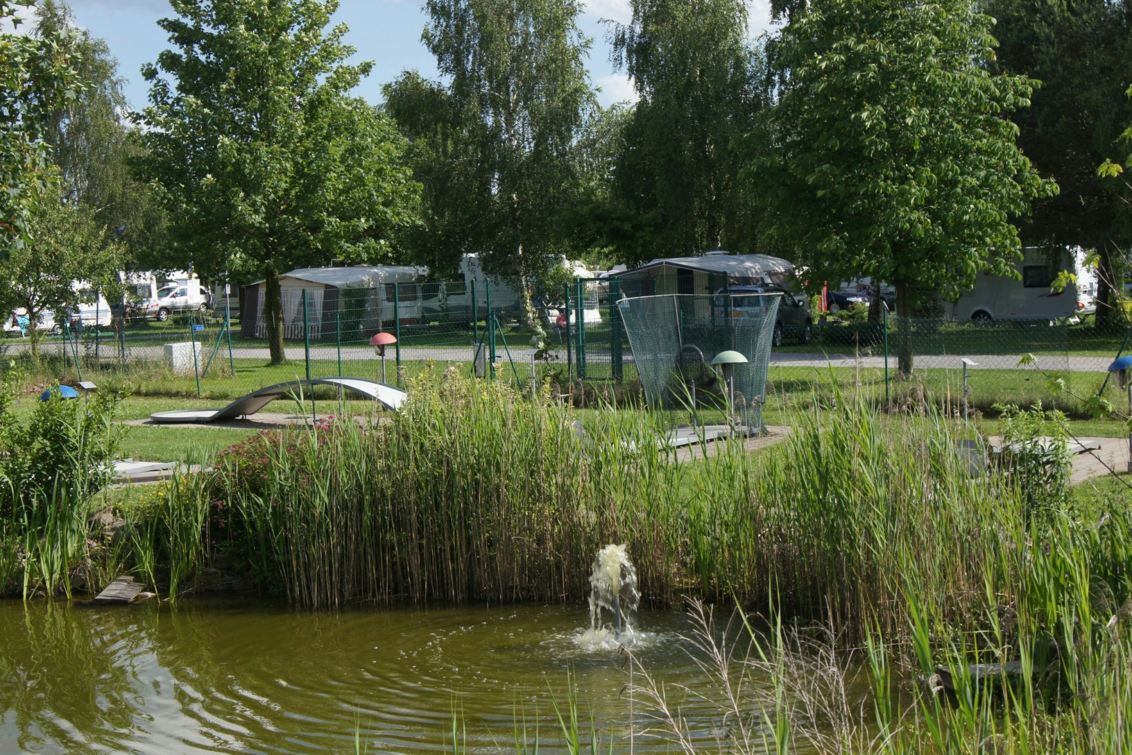 Campingpark LuxOase - Teich an der Minigolfanlage auf dem Campingplatz