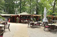 Campingpark Meyer zu Bentrup  -  Restaurant vom Campingplatz mit Terrasse zwischen Bäumen