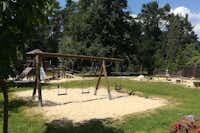 Campingpark Meyer zu Bentrup  -  Spielplatz vom Campingplatz mit Schaukeln und Rutschen im Grünen