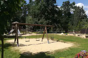 Campingpark Meyer zu Bentrup - Spielplatz vom Campingplatz mit Schaukeln und Rutschen im Grünen