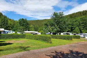 Naturcamp Meyersgrund Campingpark Meyersgrund - Blick auf die Stellplätze im Grünen
