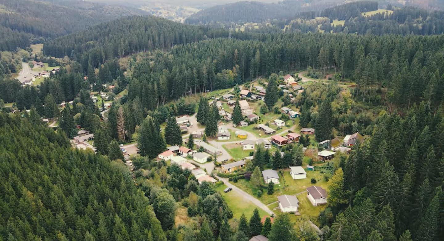 Naturcamp Meyersgrund  Campingpark Meyersgrund - Luftaufnahme des Campingplatzes umgeben von Wald