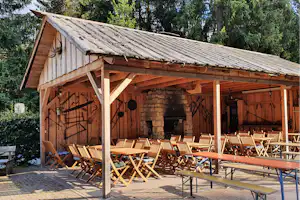 Naturcamp Meyersgrund Campingpark Meyersgrund - Scheune mit Sitzplätzen und Kamin für gemütliche Abende auf dem Campingplatz