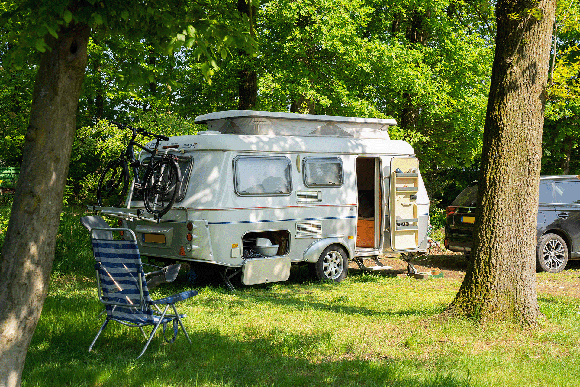 Campingpark Münsterland Eichenhof - Standplätze zwischen den Bäumen auf dem Campingplatz