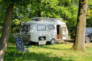 Campingpark Münsterland Eichenhof - Standplätze zwischen den Bäumen auf dem Campingplatz
