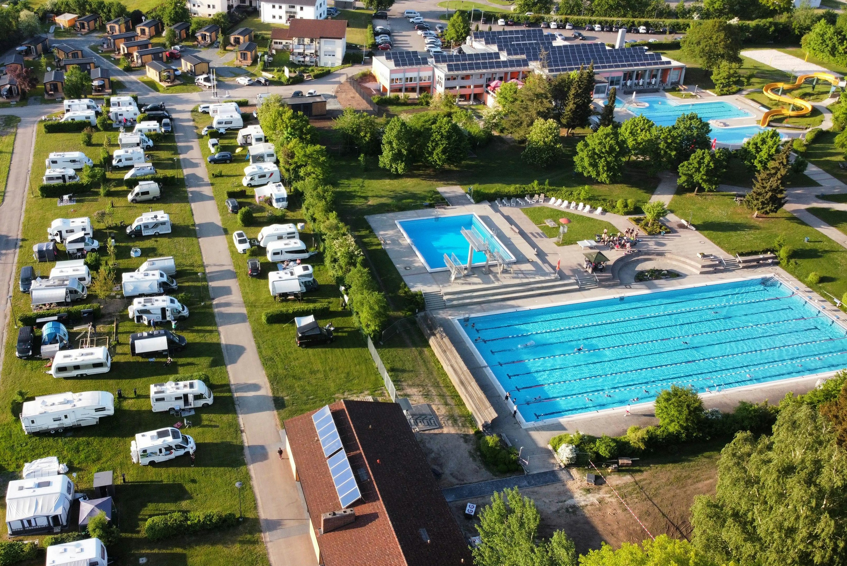 Campingpark Nabburg  - Luftaufnahme des Campingplatzes mit Freibad