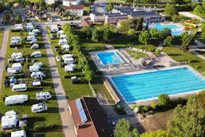 Campingpark Nabburg - Luftaufnahme des Campingplatzes mit Freibad
