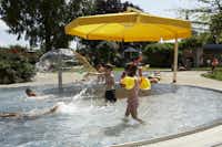 Campingpark Oase - Kinder beim Badespaß im Kinderbecken auf dem Campingplatz