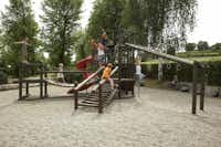 Campingpark Oase - Kinderspielplatz mit Rutsche und Klettergerüst auf dem Campingplatz