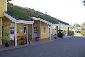 Campingpark Olsdorf - Sanitärgebäude vom Campingplatz mit begrüntem Dach