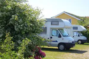 Campingpark Olsdorf - Wohnmobile auf dem Stellplatz vom Campingplatz im Grünen