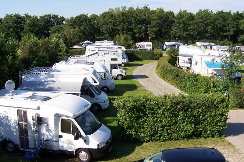 Campingpark Olsdorf  -  Wohnmobile und Wohnwagen auf dem Stellplatz vom Campingplatz im Grünen