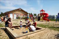 Campingpark Ostseestrand  - Kinder am Spielplatz vom Campingplatz