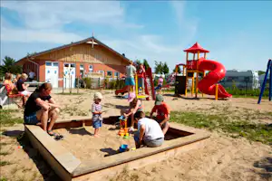 Campingpark Ostseestrand - Kinder am Spielplatz vom Campingplatz
