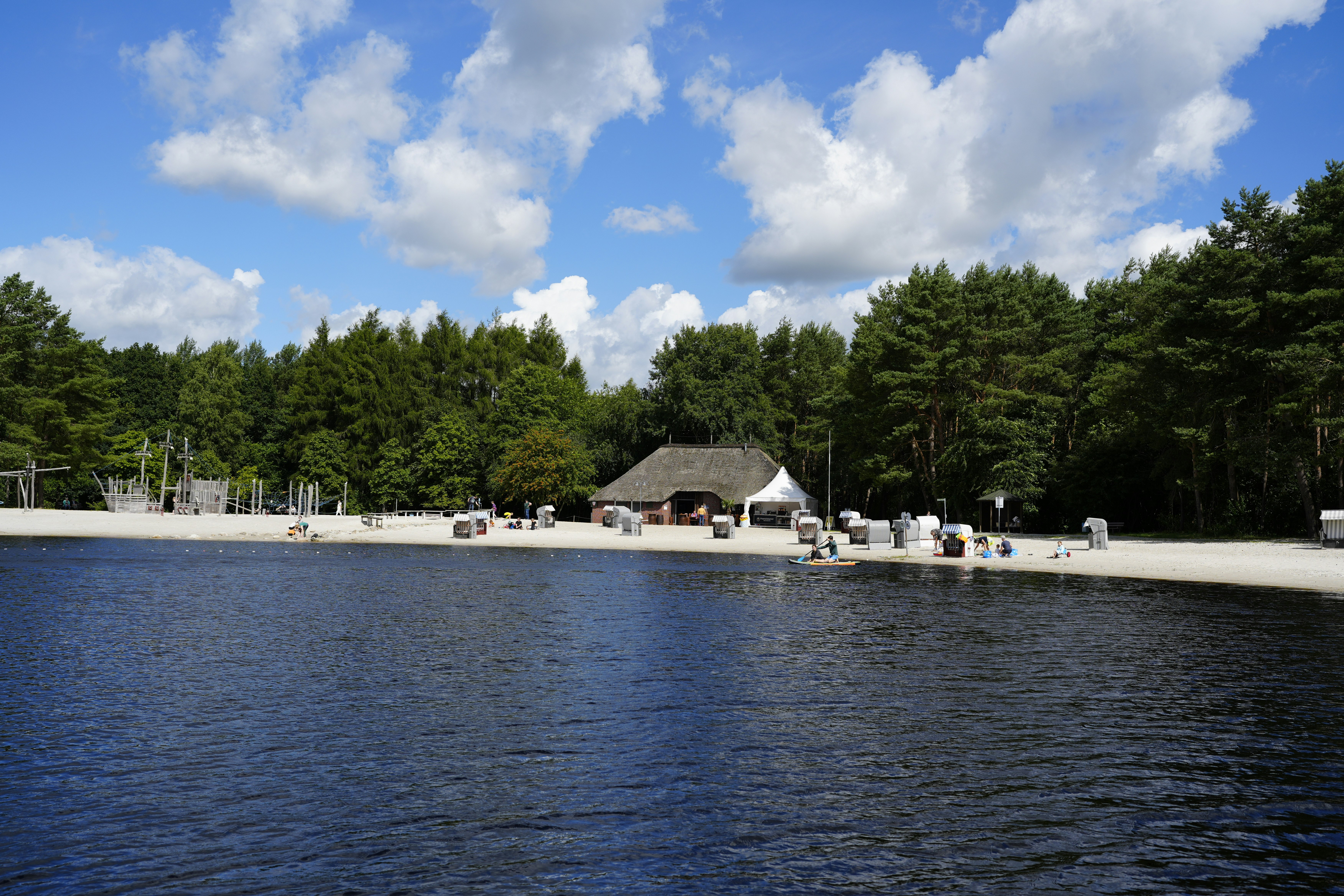 Campingpark Ottermeer - Blick auf den Badestrand am See