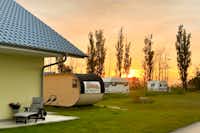 Campingpark Prohner Wiek - Blick auf die Standplatzwiese bei Sonnenuntergang