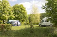 Campingpark Schellental  - Camper auf dem Stellplatz vom Campingplatz im Grünen