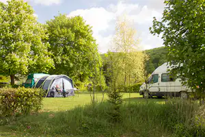 Campingpark Schellental - Camper auf dem Stellplatz vom Campingplatz im Grünen