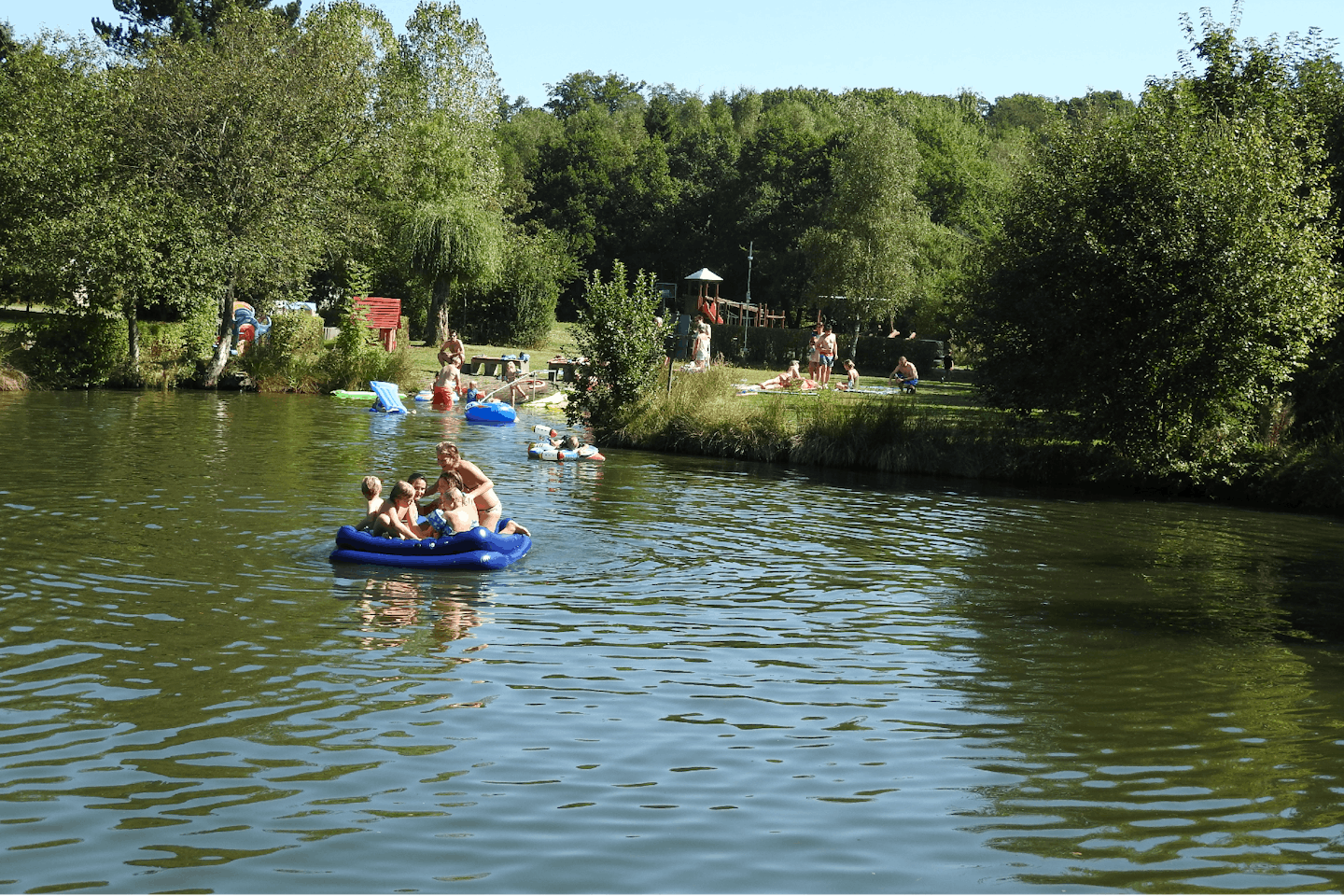 Campingpark Waldwiesen - See mit spielenden Kindern auf dem Campingplatz