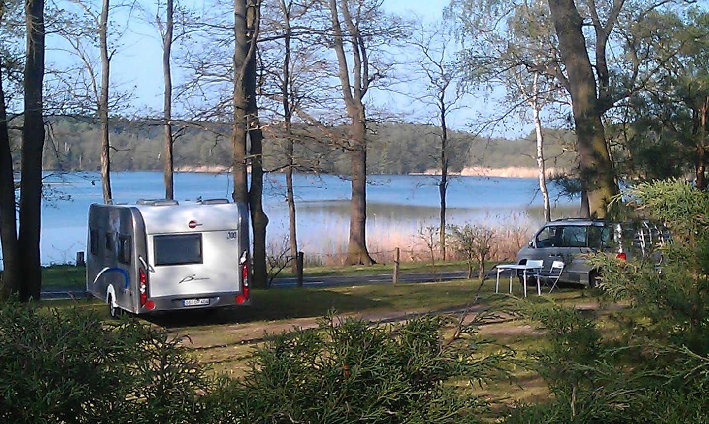 Campingpark & Wohnmobilhafen am Großen Lausiger Teich - Wohnmobilhafen mit Blick zum See