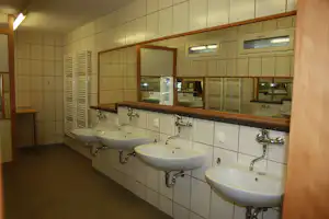 Campingpark Dockweiler Mühle Campingpark Zur Dockweiler Mühle - Sanitärgebäude mit Waschbecken, Spiegel, Toiletten und Duschen
