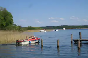 Campingpark Zuruf - Camper in Boot auf dem See am Campingplatz