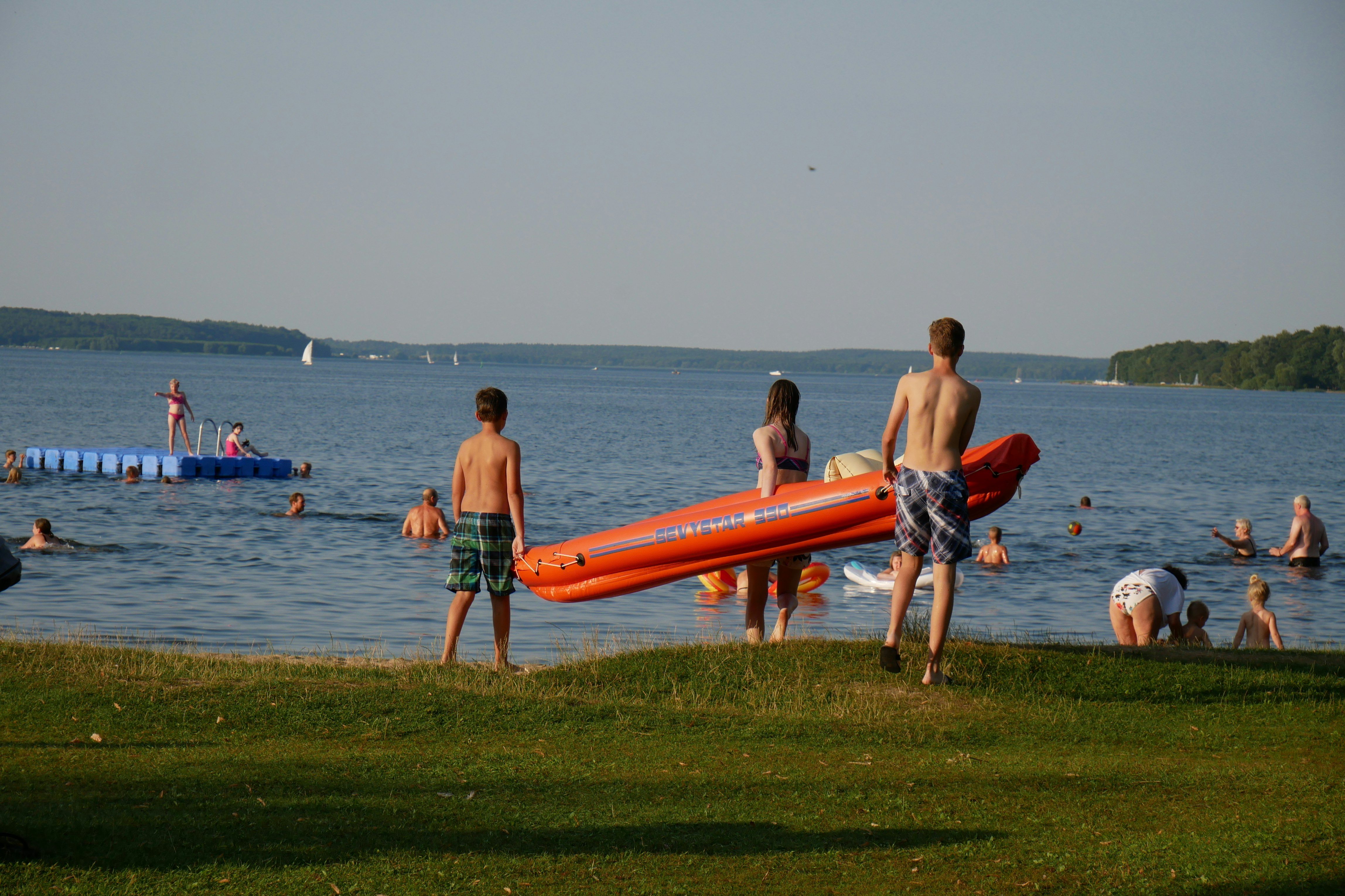 Campingpark Zuruf  -  Camper mit Schlachboot am See vom Campingplatz