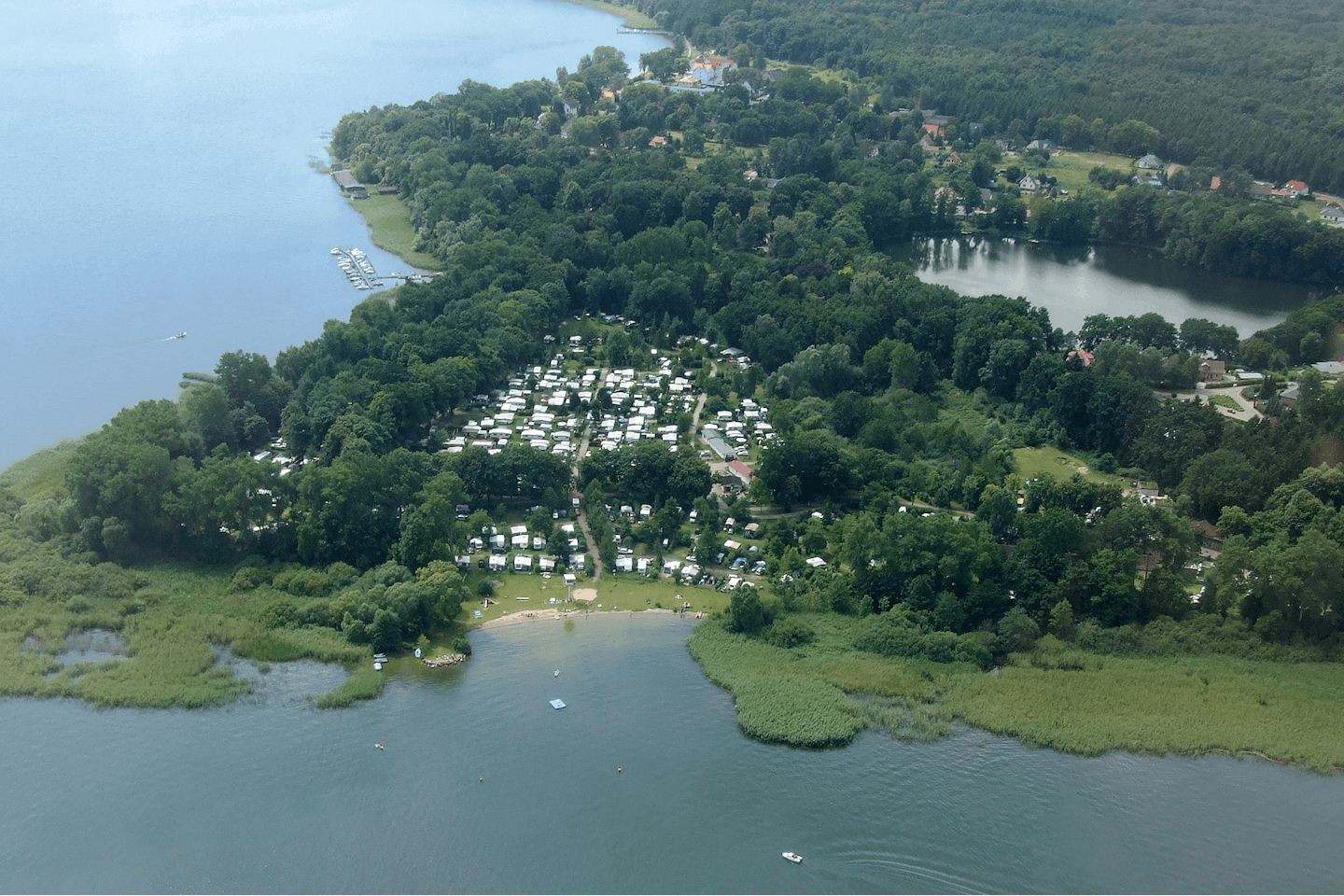 Campingpark Zuruf  -  Campingplatz am Ufer des Plauer See aus der Vogelperspektive